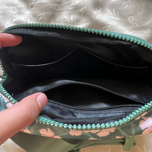 Fighting Eel Hawai’i brand Sage Sakura print side or waist bag - Picture 7 of 8